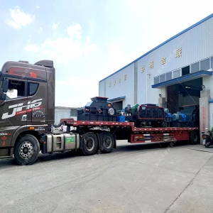 1200*1200雙齒輥破碎機，兩臺900*900軌道移動雙齒輥破碎機發(fā)往云南