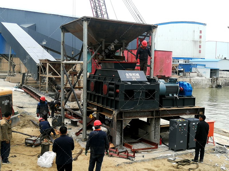 花崗巖對輥破碎機(jī)出料粒度多少？產(chǎn)量多大？