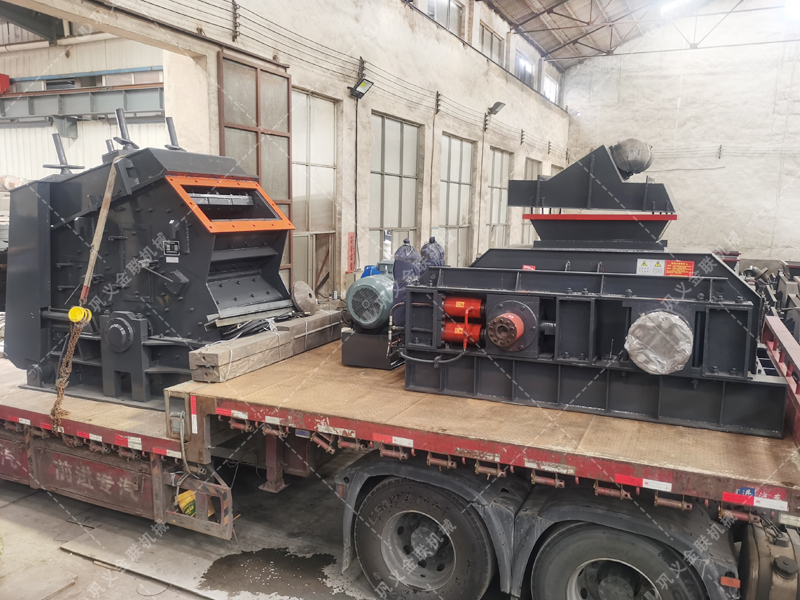 1000*700液壓對輥制砂機，1210反擊破發(fā)往四川