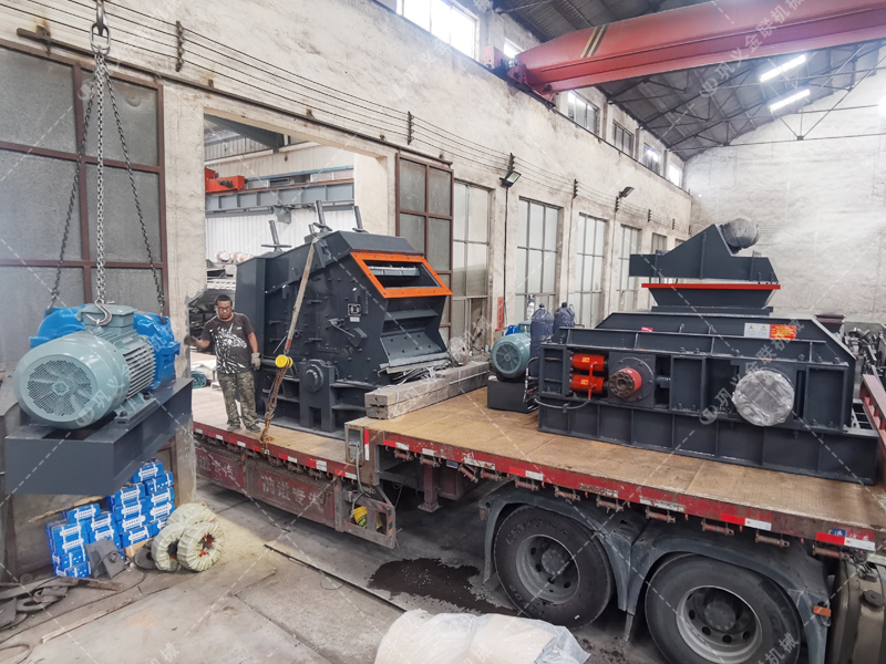 1000*700液壓對輥制砂機，1210反擊破發(fā)往四川