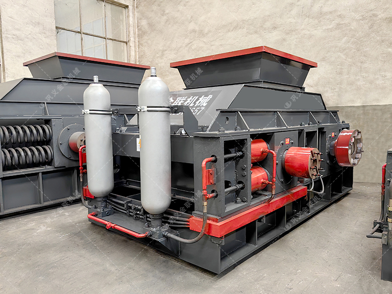 大型全自動(dòng)液壓對(duì)輥制砂機(jī)發(fā)貨現(xiàn)場