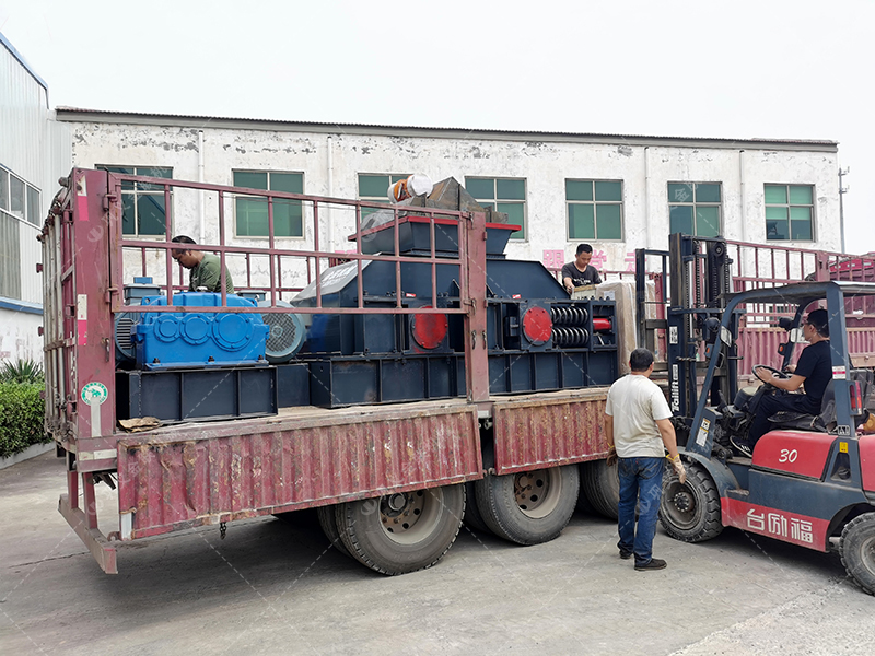 如何選擇青石制砂設(shè)備，時(shí)產(chǎn)50噸對(duì)輥制砂機(jī)多少錢一臺(tái)？