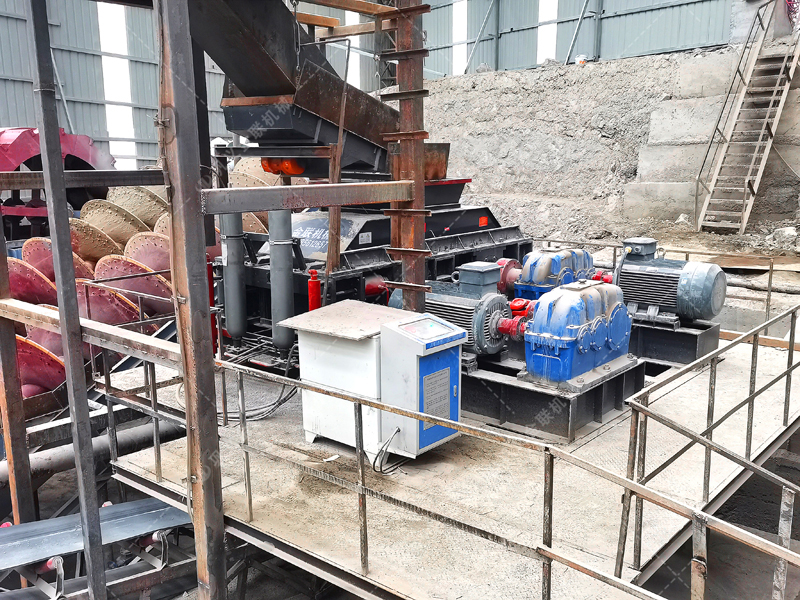 制砂用什么設(shè)備效果好？這款全自動數(shù)控對輥制砂機(jī)很不錯