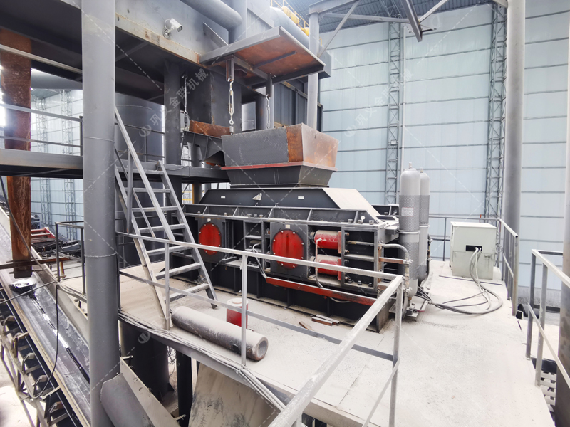 如何操作液壓對(duì)輥制砂機(jī)以達(dá)到較佳破碎效果？