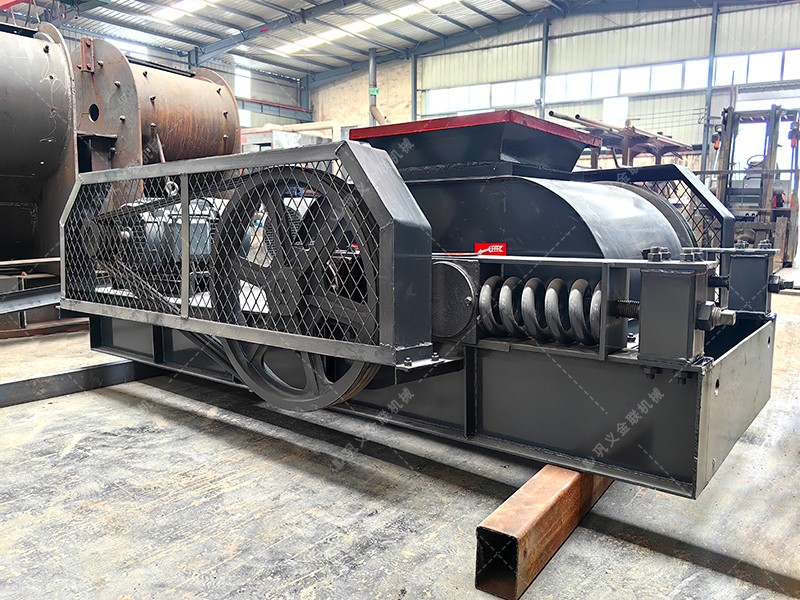 雙齒輥破碎機(jī)在破碎大塊難碎物料時(shí)，如何確保破碎效果？