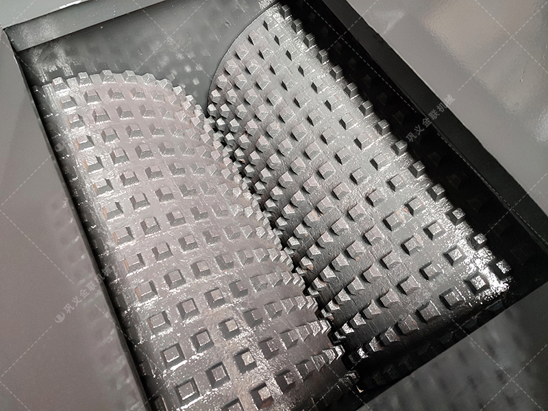 建筑垃圾處理為何首先選擇雙齒輥破碎機(jī)？這3個優(yōu)勢太明顯！